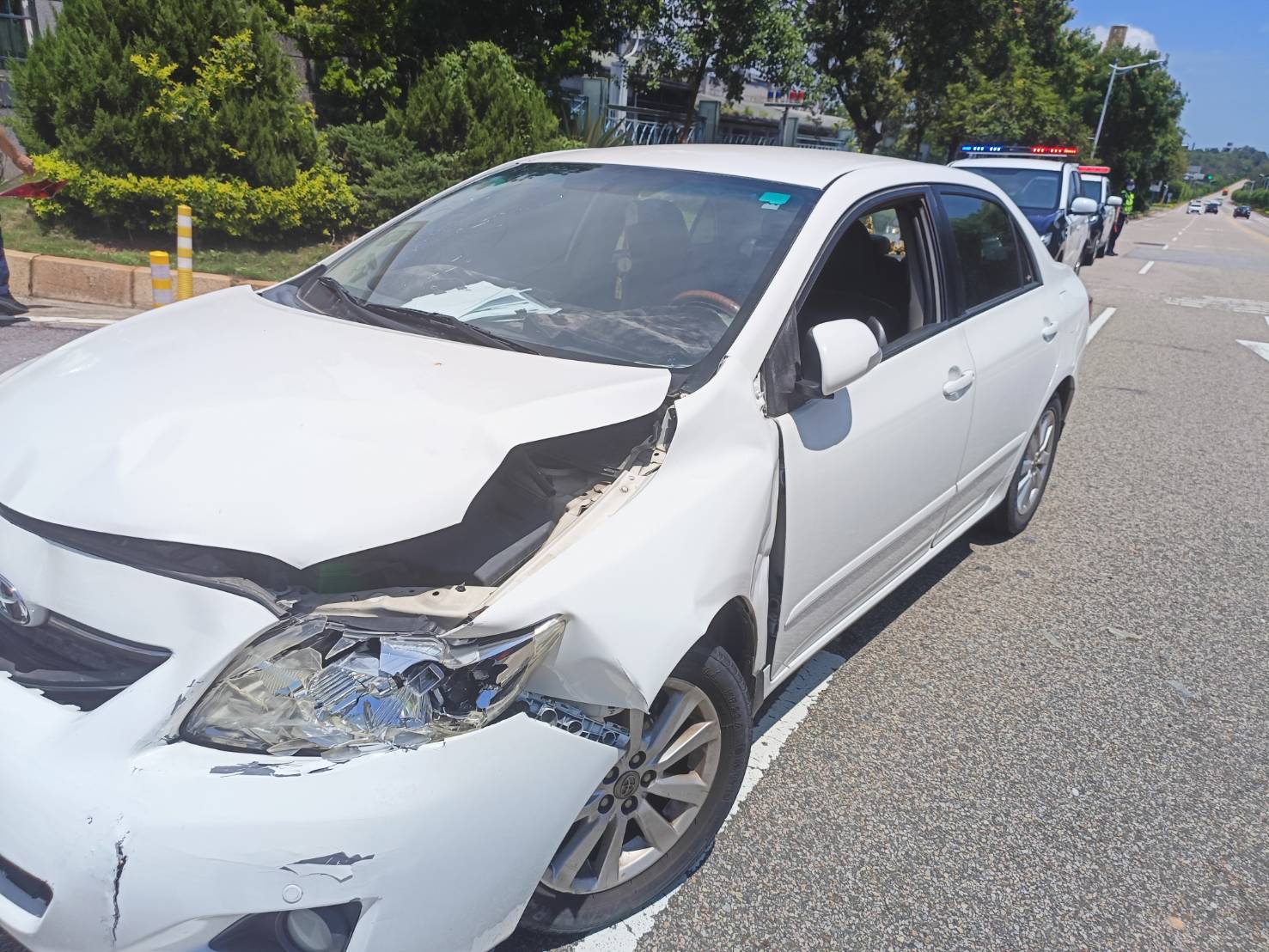 未保持安全距離釀禍！兩白色同款車追撞  三人送醫