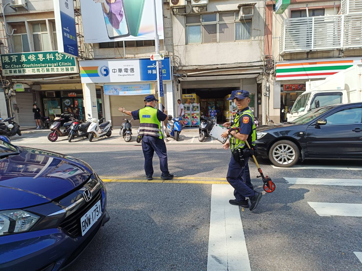 金城鎮民生路路口交通事故　警察指揮交通疏散