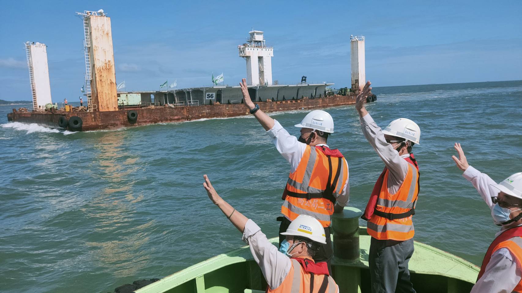金門大橋CJ02-2C標接續工程 縣府坐船兩小時迎接最後預鑄節塊運輸船到來