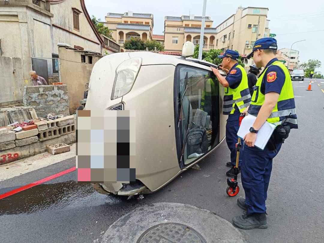 開快車撞路緣石  車子橫倒路中嚇壞民眾