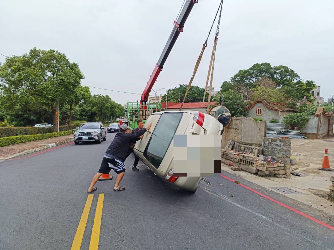 開快車撞路緣石  車子橫倒路中嚇壞民眾