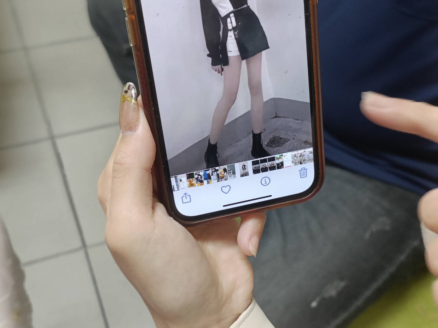 972370