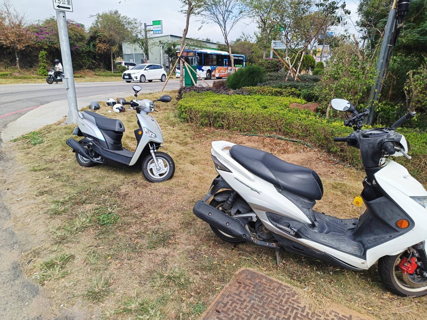 環島北路三金大生機車互撞 噴飛四腳朝天送醫