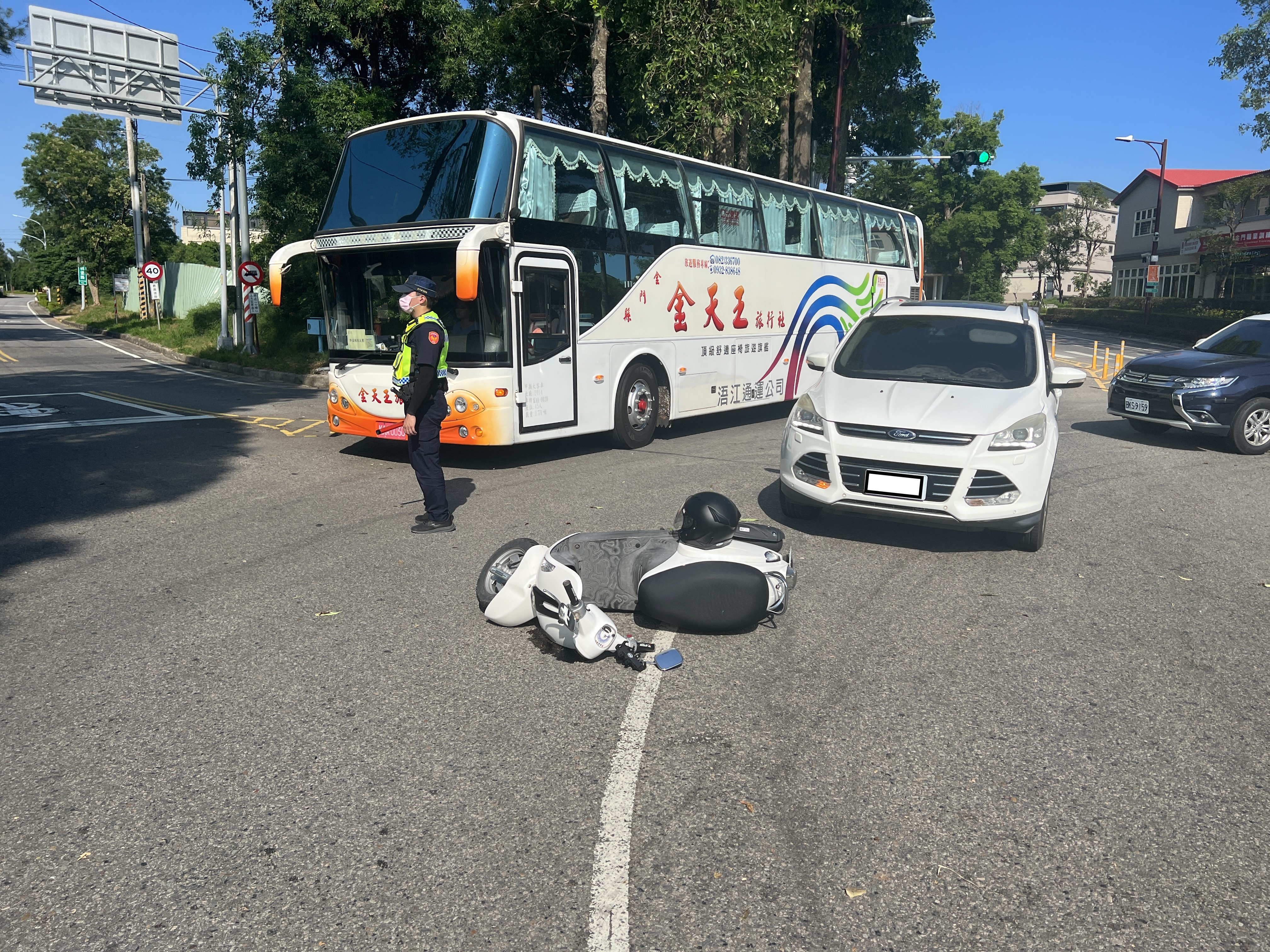 金門縣「最危險路口」榜林圓環車禍一女送醫　