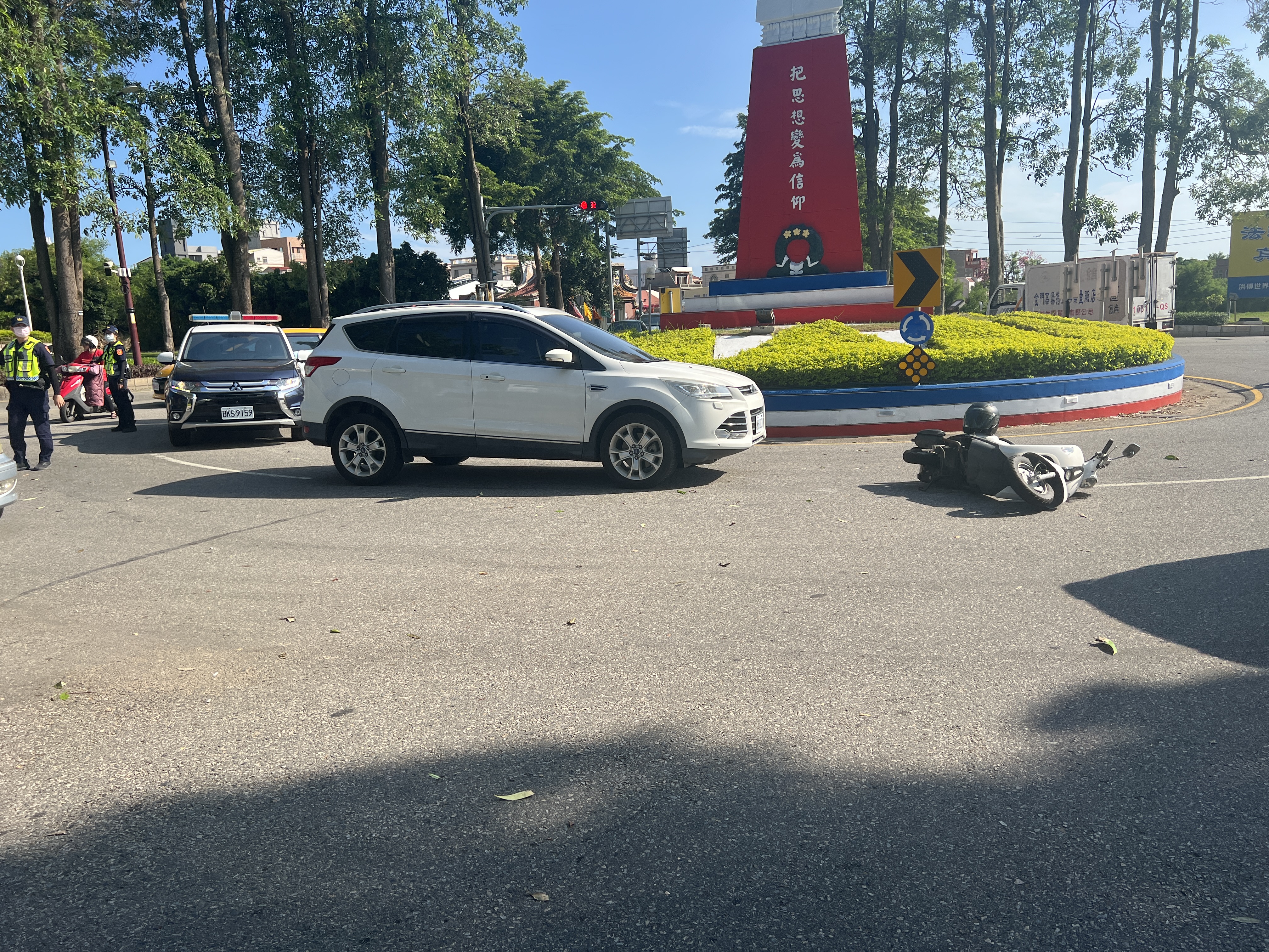 金門縣「最危險路口」榜林圓環車禍一女送醫　