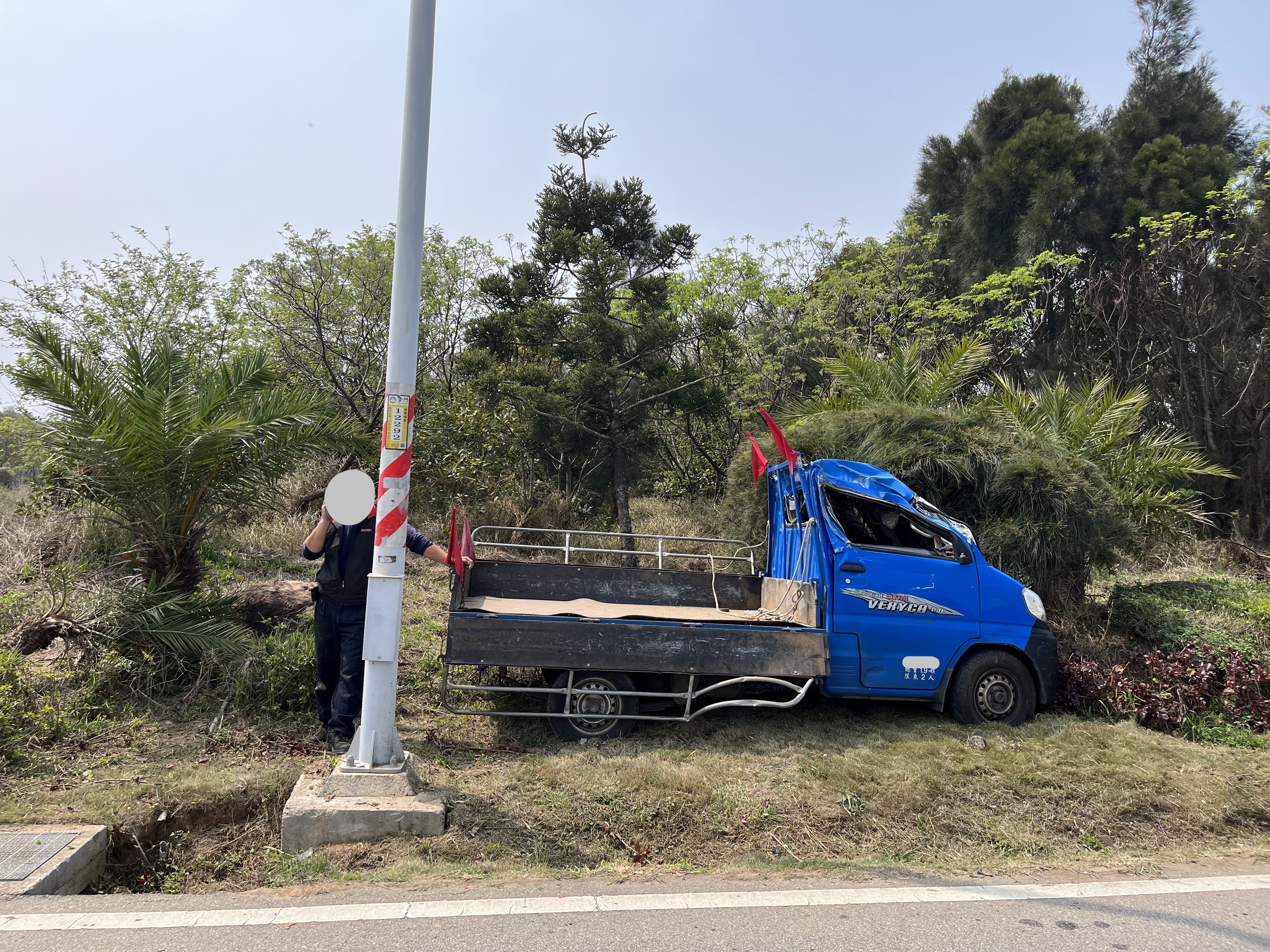 精神不濟金門男自撞路燈桿　車頭毀