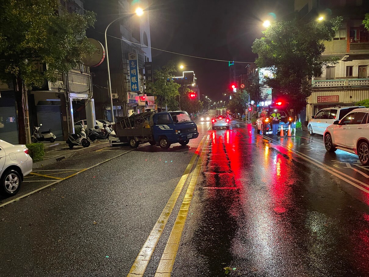 颱風吹的?金門無人貨車倒退嚕夜撞路旁車