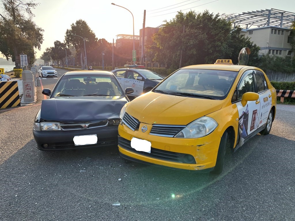 金湖士校路兩車互撞  車頭全毀 駕駛未受傷