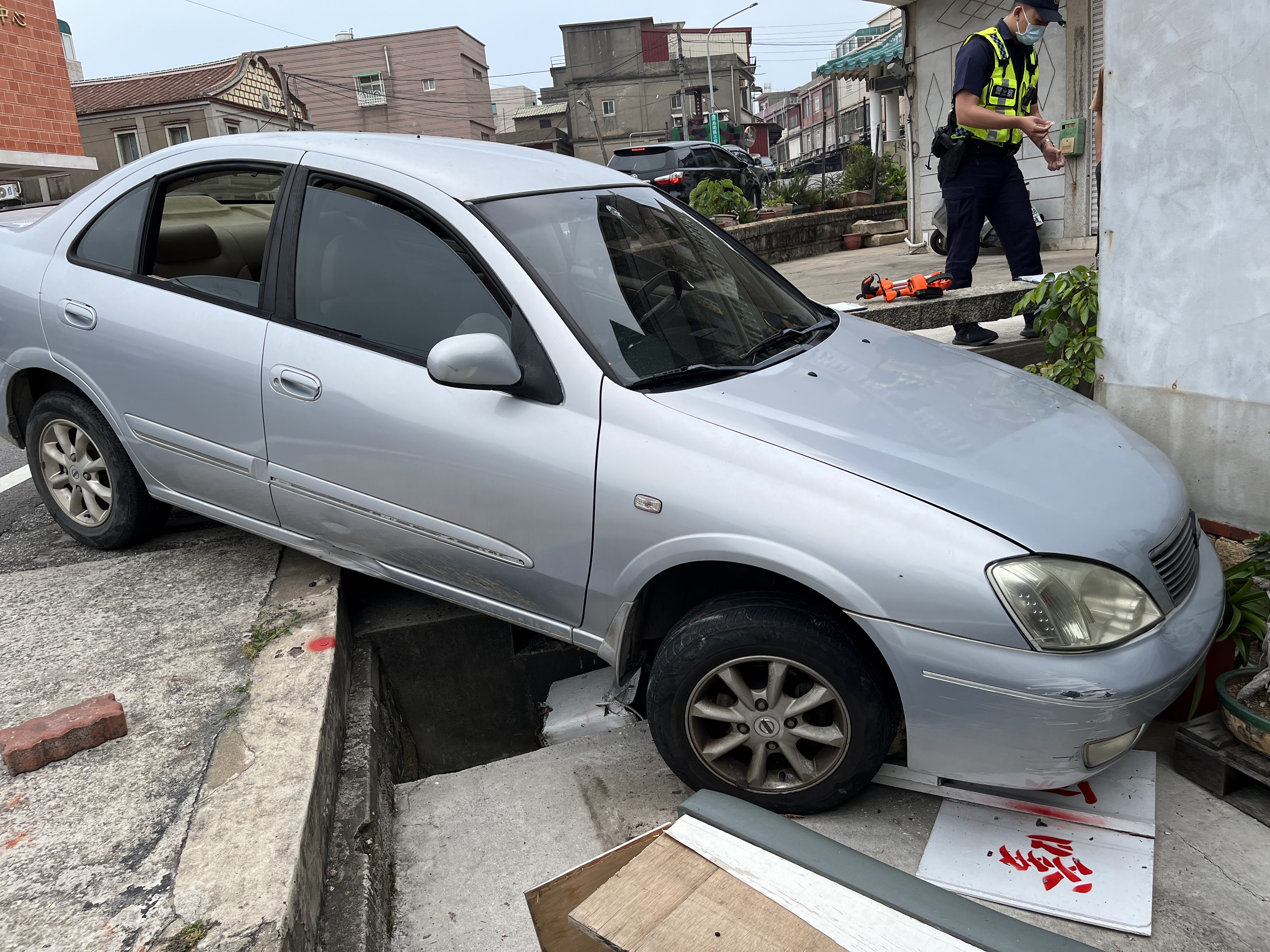 為了吃蚵嗲  金大生恍神駕車撞蚵嗲店