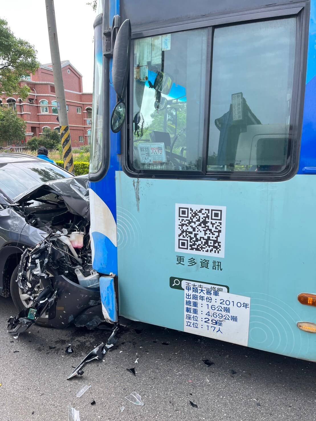 金門老翁開休旅車恍神直撞公車  送醫