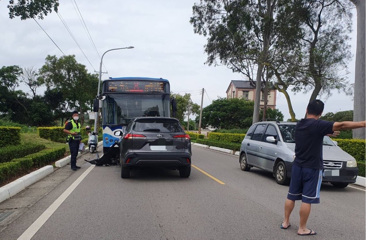 金門老翁開休旅車恍神直撞公車  送醫