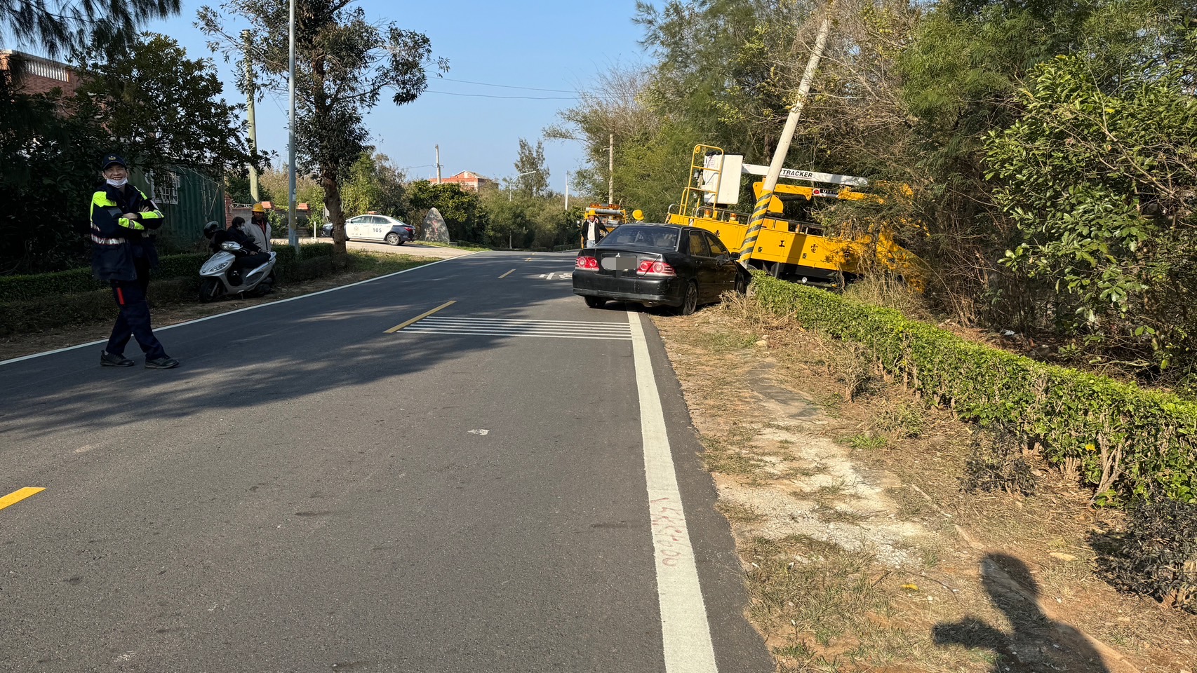 金寧鄉瓊安路山灶路段 自小客車自撞電線桿駕駛受傷送醫