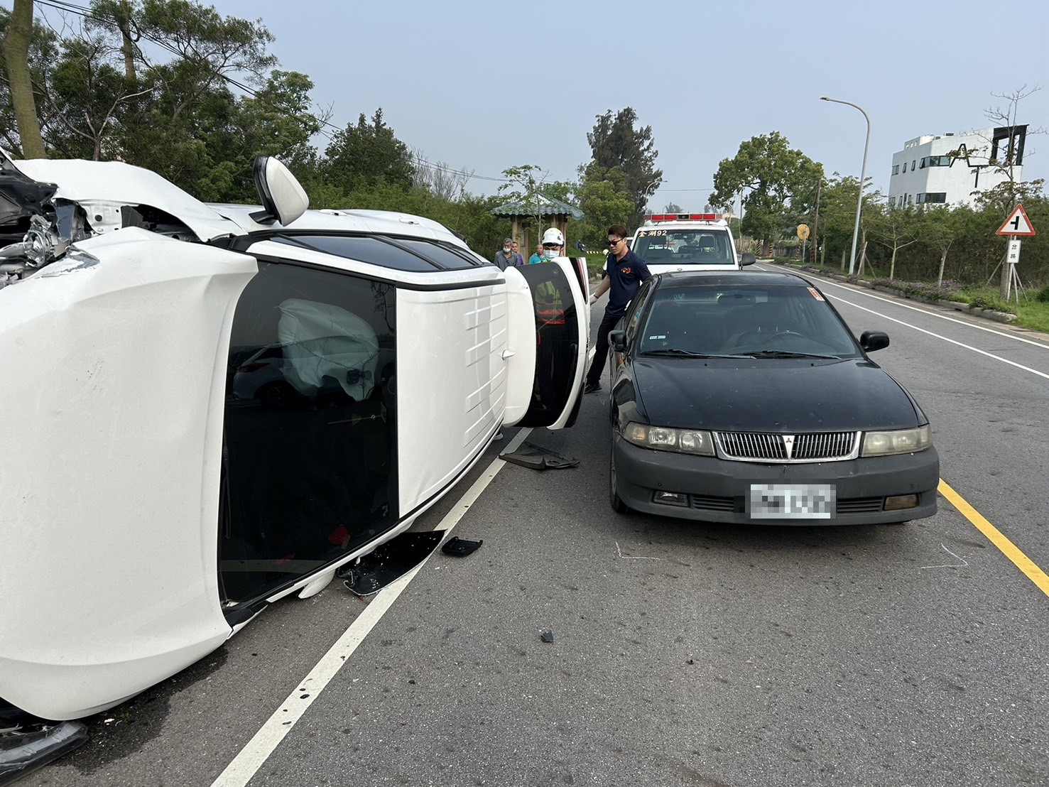 金湖瓊徑路交通事故車輛翻覆受困 所幸人員無礙