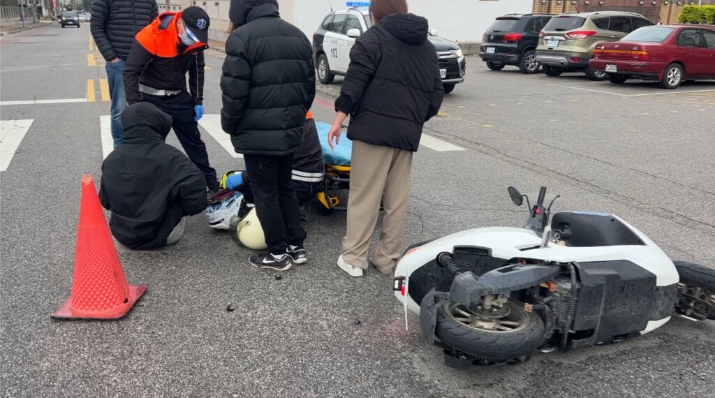 民權路中華電信前交通事故 2人受傷送醫治療
