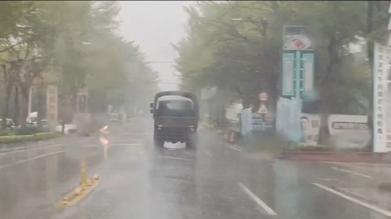 出門記得要攜帶雨具   金門有陣雨