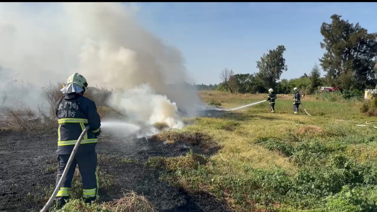 金門沙崗農場旁雜草火警燃燒面積約2,500平方公尺消防搶救