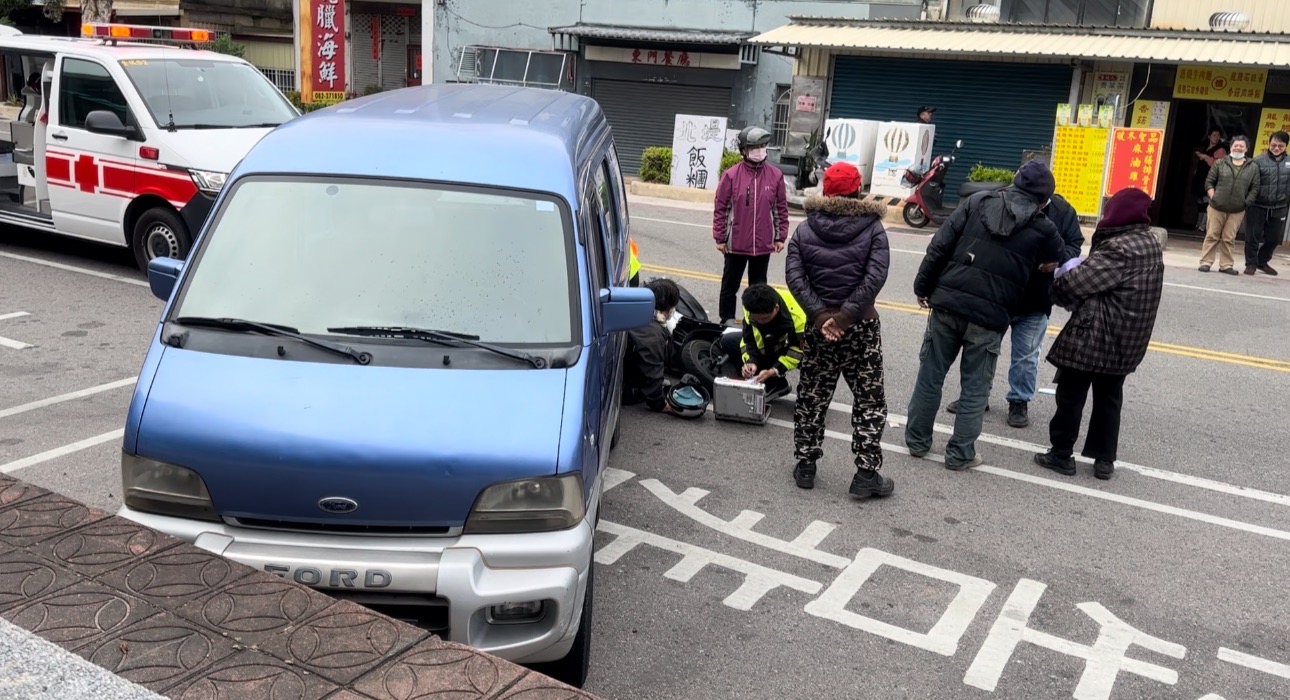 迴轉車禍，北堤路貨車迴轉撞機車  女子倒地送醫