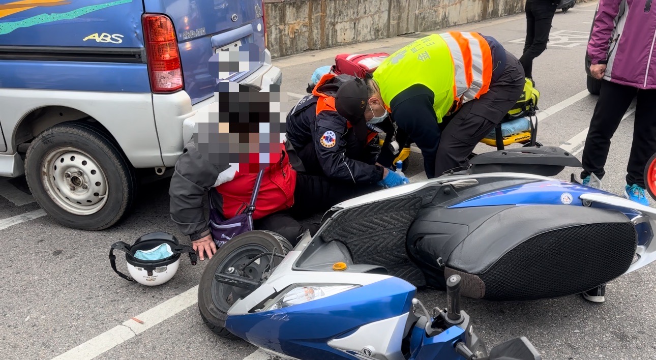 迴轉車禍，北堤路貨車迴轉撞機車  女子倒地送醫