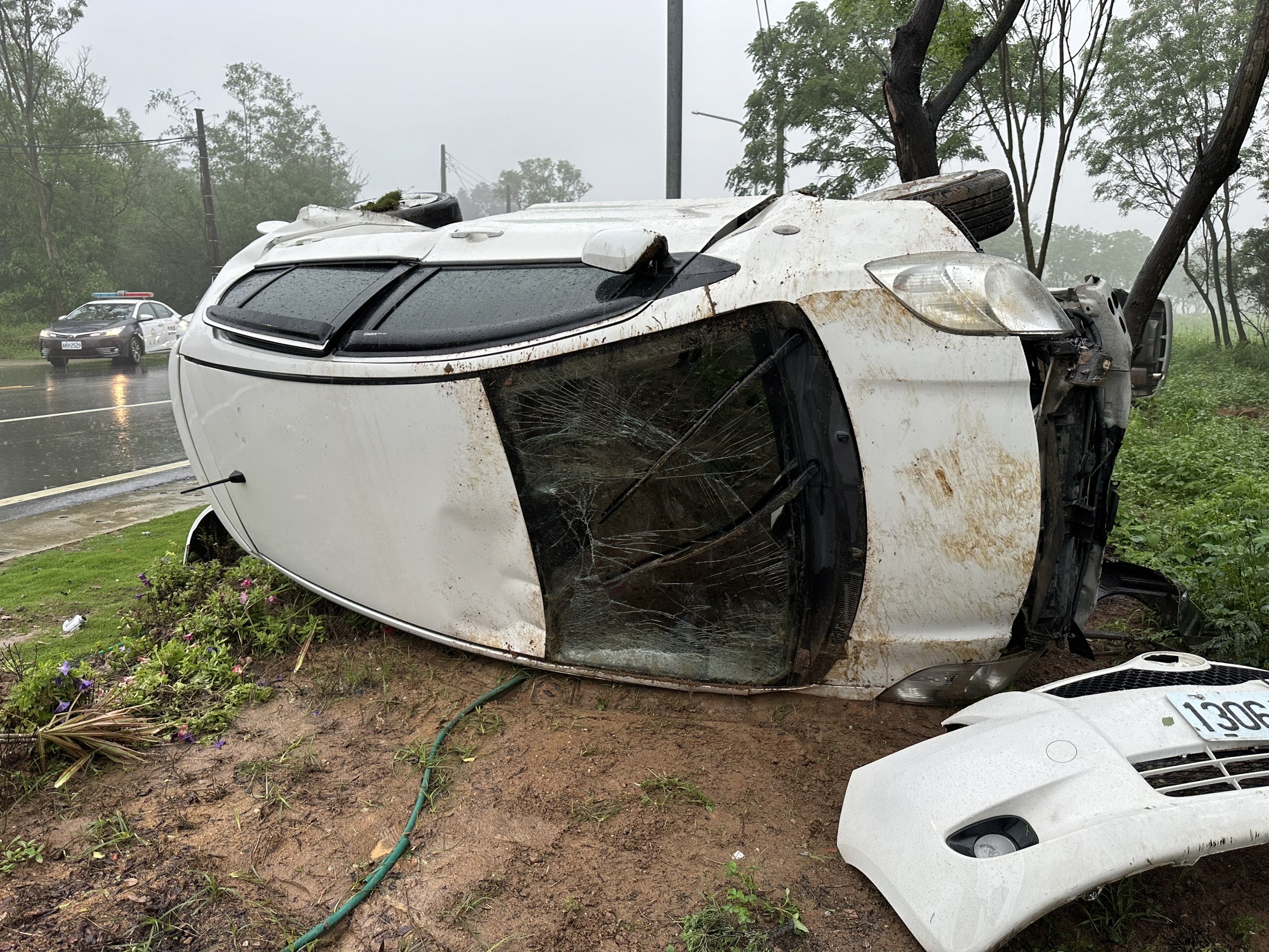 開車追撞兩車都翻車  兩女嚇到臉色發白送醫