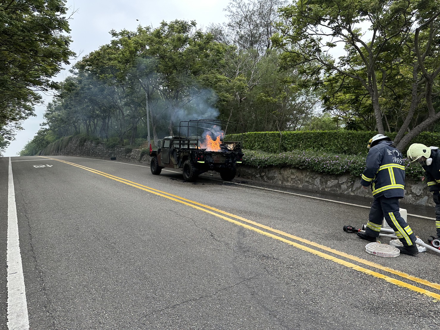 金門烈嶼軍用悍馬車起火，消防及時救援
