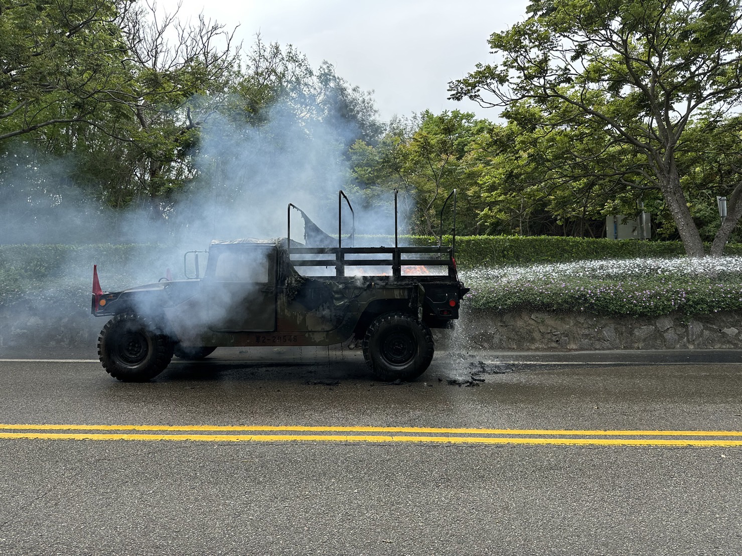 金門烈嶼軍用悍馬車起火，消防及時救援