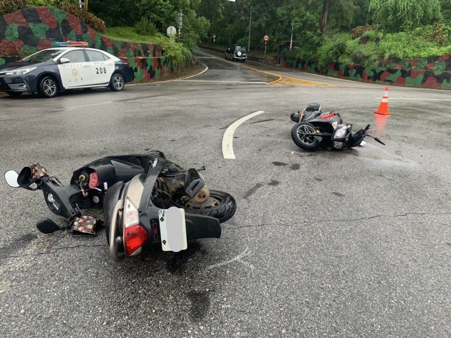 天雨路滑釀禍  金門小徑圓環機車互撞兩人送醫