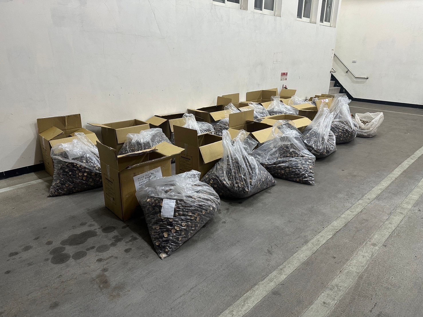金門海巡邊境嚴查獲破3噸大陸香菇