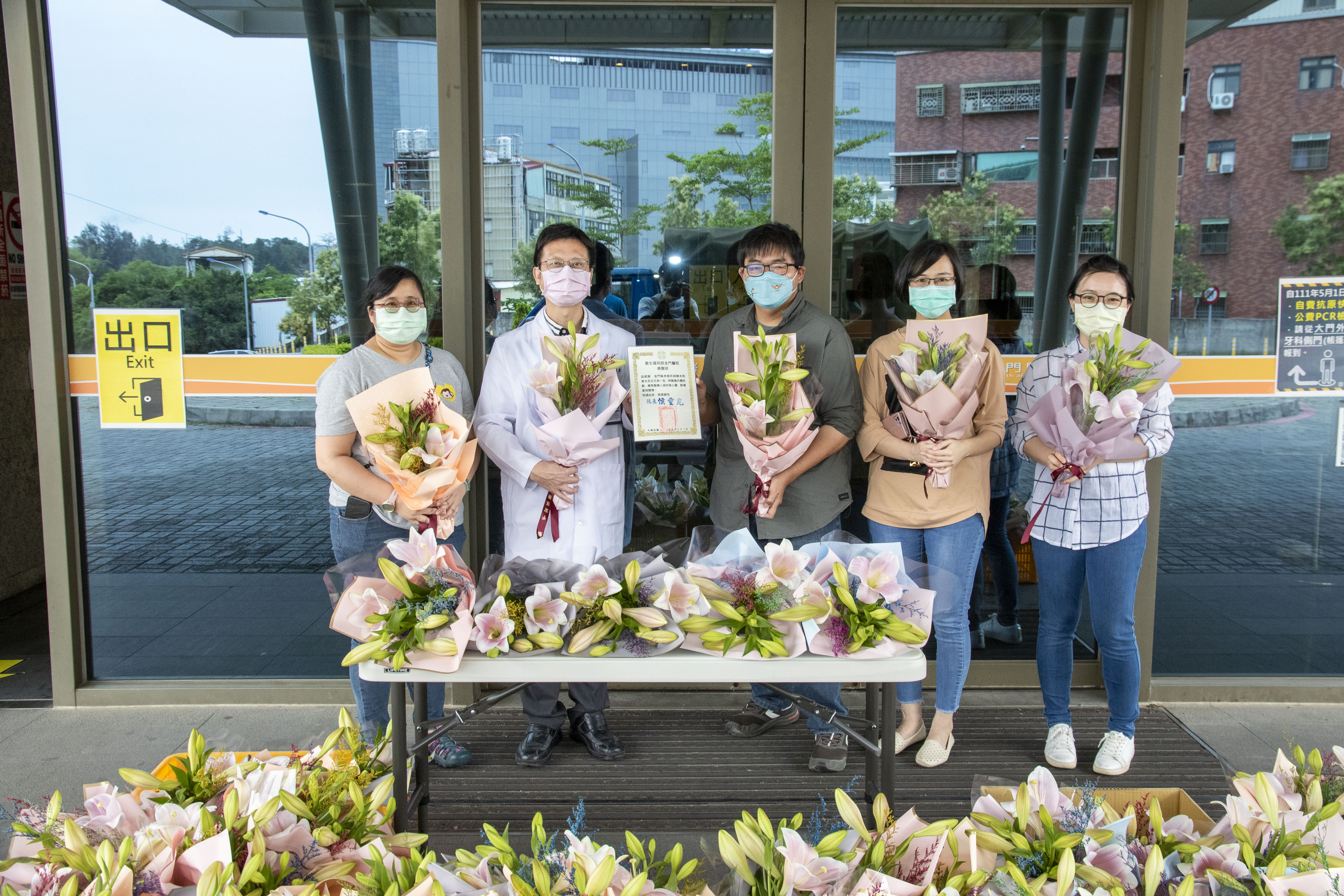 花香快閃 金門林務所贈送百合花束為防疫人員加油打氣 花香快閃 金門林務所贈送百合花束為防疫人員加油打氣
