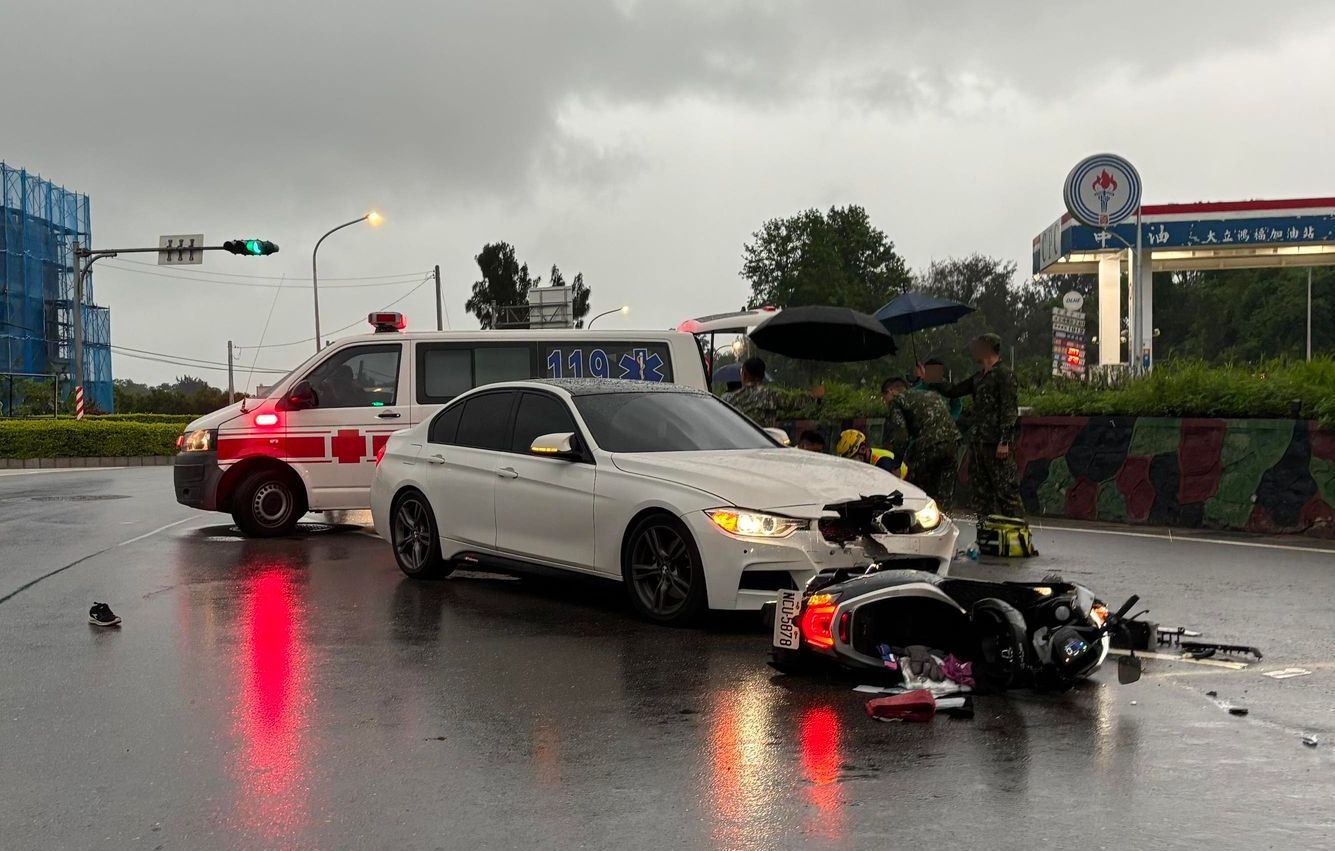 大雷雨來襲!金門女騎車慘摔 3阿兵哥暴雨中撐傘