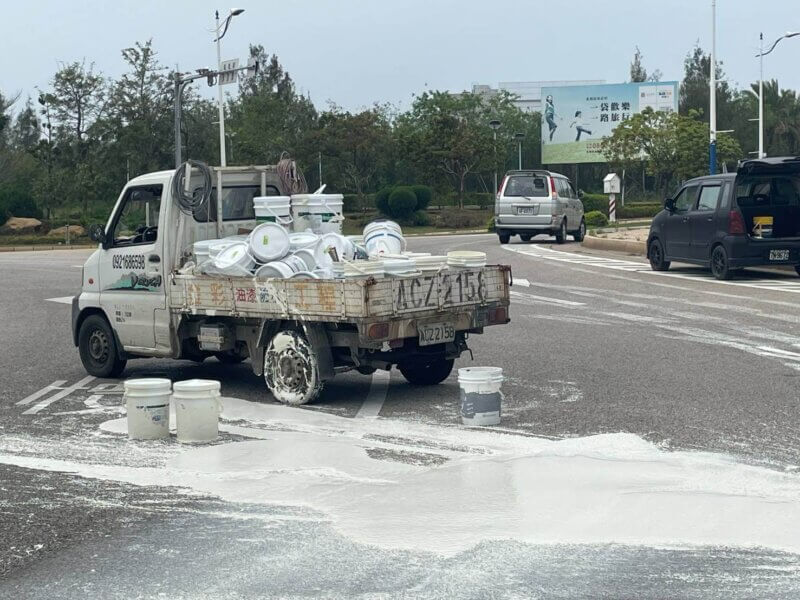 滿載油漆桶的小貨車過彎時不慎掉落，油漆滲漏影響交通｜金門縣警察局提供