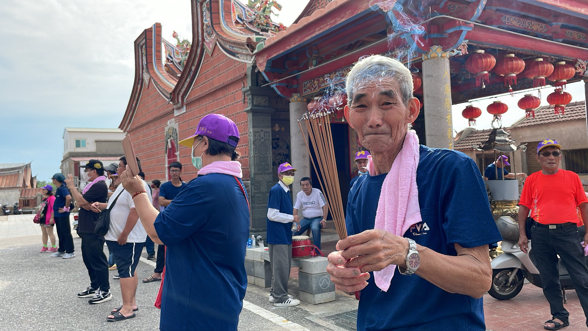 古寧村民虔誠祭拜