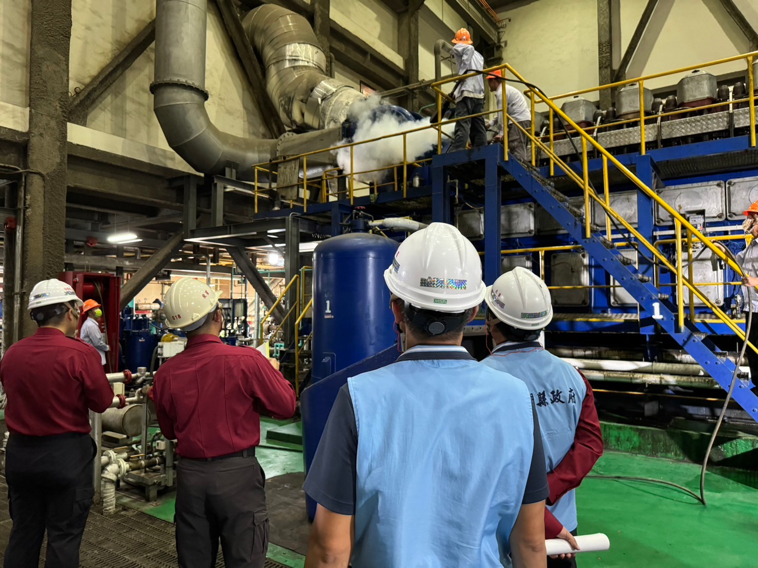 應變人員模擬固定及移動式二氧化碳滅火設備嘗試滅火_0