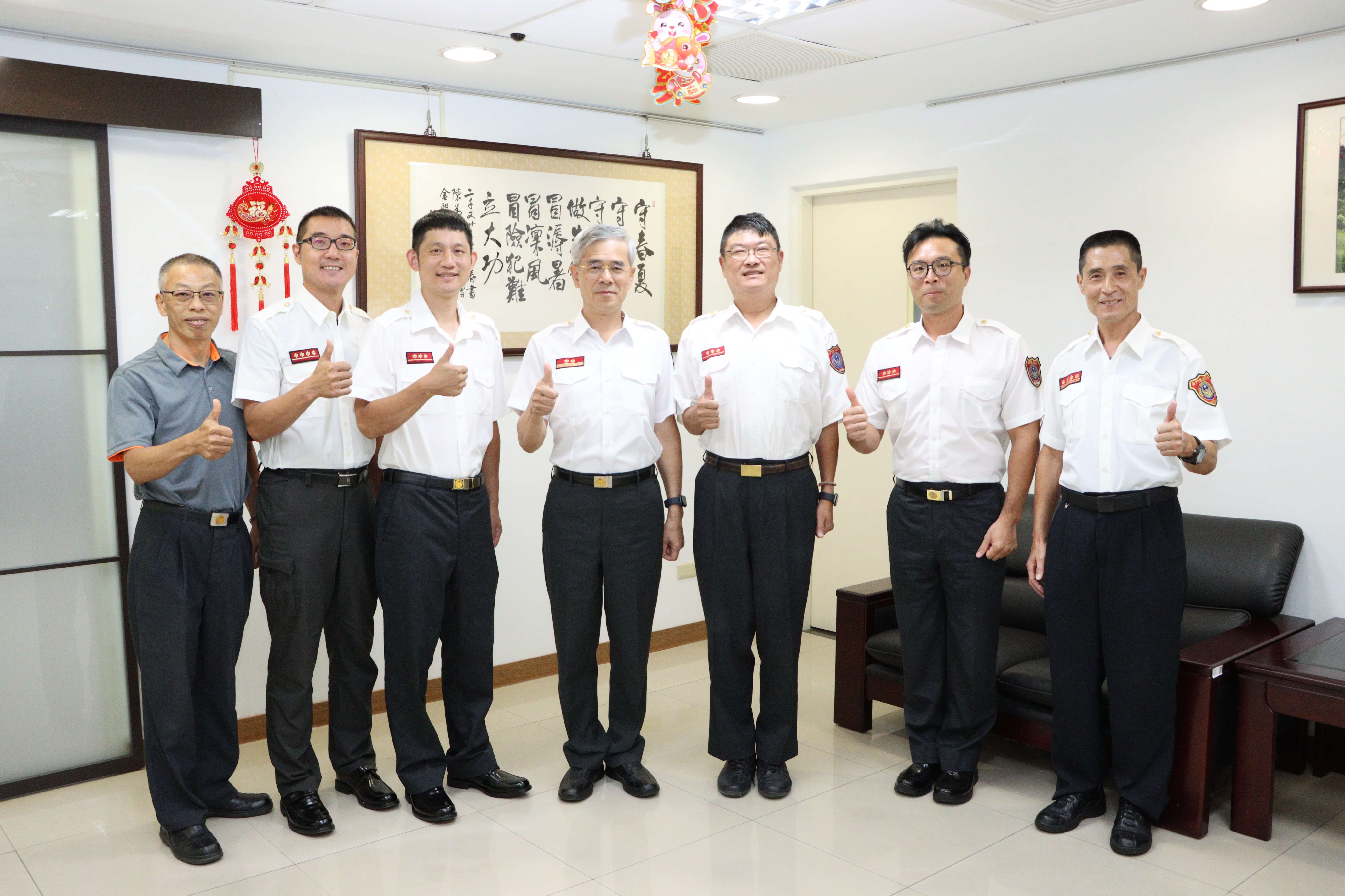 消防局長與績優救護人員合影1