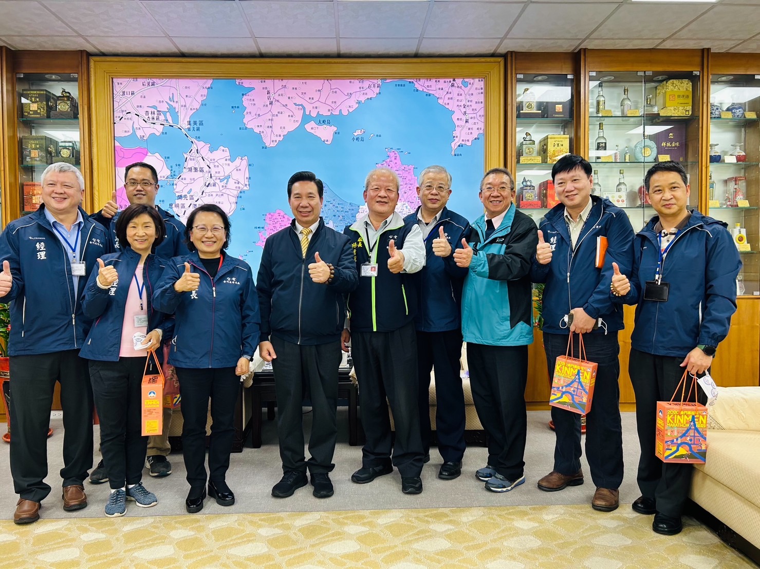 縣長、建設處長與台電一行人合影。