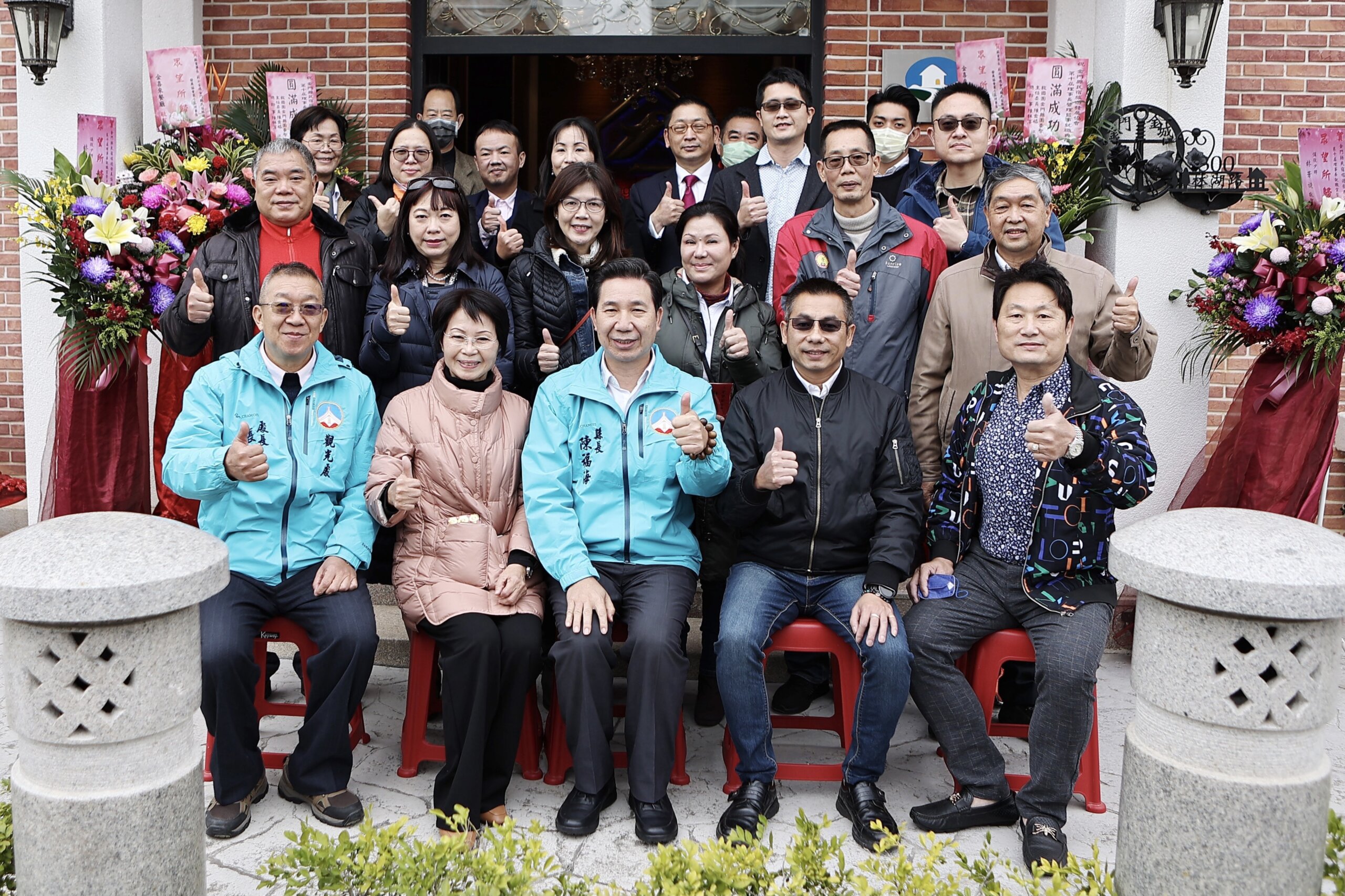 縣長陳福海與金門縣民宿旅遊發展協會第十屆理事長蘇莉云(前排左2)及理監事合照-照片2