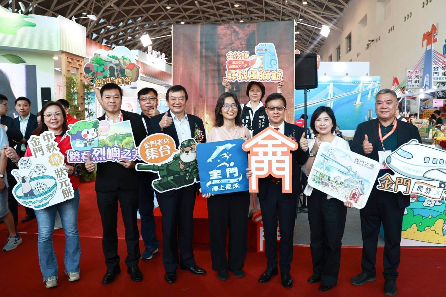 金門縣政府觀光處董雲馨副處長(右二)、高雄市旅行商業同業公會蔡宗佑理事長(右三)及高