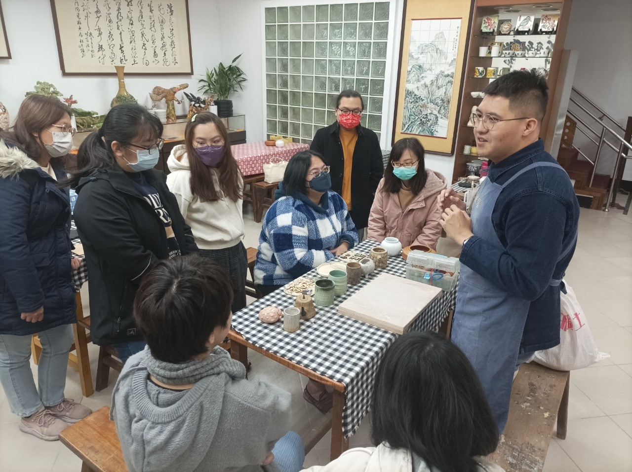 陳泓光講師為老師講解製作工法